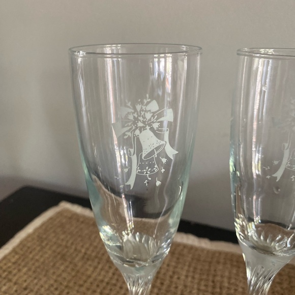 SET OF 2 GERMAN VINTAGE CHRISTMAS BELL ETCHED CRYSTAL CHAMPAGNE GLASSES - Picture 4 of 11